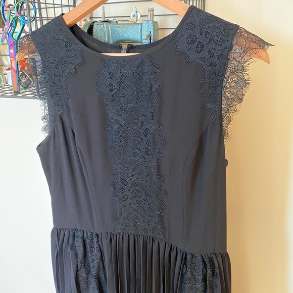 Pleated dress with lace detailing - Picture 1 of 6
